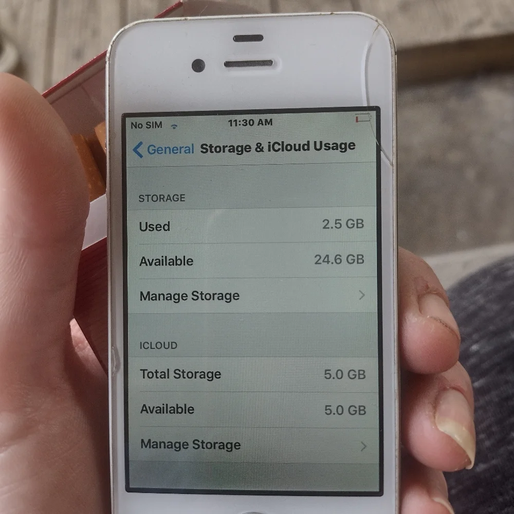 White Apple iPhone 4S Jailbroke & Carrier Unlocked with Charging Cord